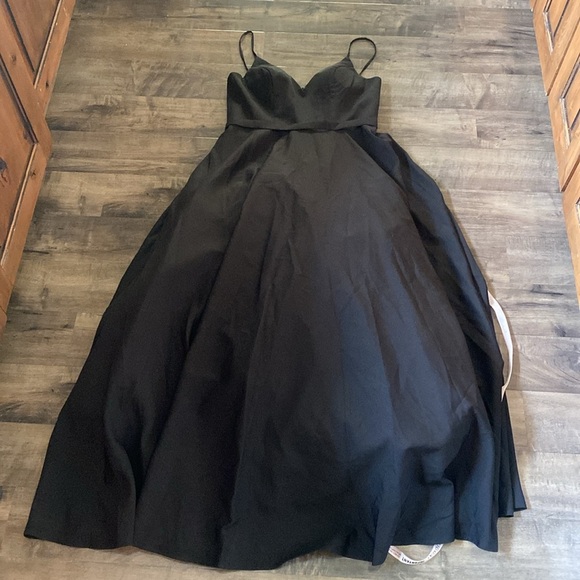 NWT Mac Duggal CLASSIC SLEEVELESS A-LINE GOWN WITH POCKETS black size 10. - Picture 4 of 10